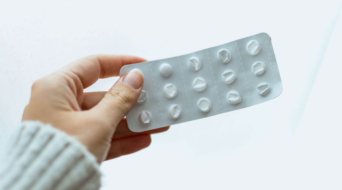 Femme tenant une plaquette de médicaments, illustration des situations de soumission chimique hors milieu festif