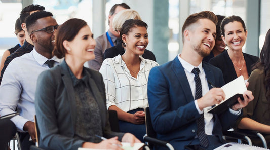 Équipe en entreprise participant à une campagne de dépistage organisée avec bienveillance